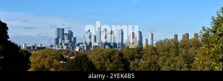 Blick auf die Skyline von Canary Wharf von One Tree Hill, Greenwich Park, London England, Herbst 2024 Stockfoto