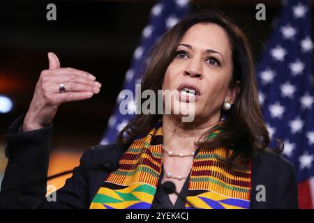Kamala Harris schließt sich den Demokraten aus dem Repräsentantenhaus und dem Senat an, um neue Gesetze auf dem Kapitol der Vereinigten Staaten am 8. Juni 2020 in Washington, DC, einzuführen. Stockfoto