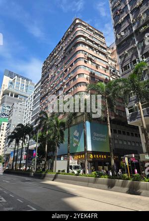 Alte Wohngebäude an der Nathan Road in Kowloon, Hongkong. Stockfoto