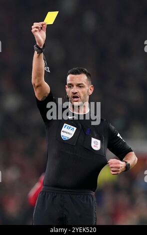 Manchester, Großbritannien. 30. Oktober 2024. Schiedsrichter Andrew Madley beim Carabao Cup Spiel in Old Trafford, Manchester. Der Bildnachweis sollte lauten: Andrew Yates/Sportimage Credit: Sportimage Ltd/Alamy Live News Stockfoto