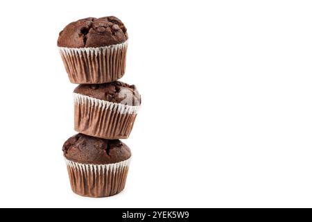 Stapel von Schokoladen-Chip-Muffins isoliert auf weißem Hintergrund. Stockfoto