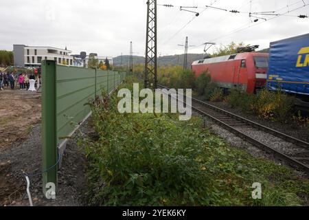 Lahnstein, Deutschland. 31. Oktober 2024. Ein Güterzug passiert die Baustelle einer Lärmschutzmauer an der Rheinstrecke bei Lahnstein. Die Deutsche Bahn baut hier insgesamt 27 Kilometer neue Lärmschutzwände. Quelle: Thomas Frey/dpa/Alamy Live News Stockfoto