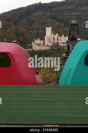 Lahnstein, Deutschland. 31. Oktober 2024. Ein Güterzug passiert die Baustelle einer Lärmschutzmauer an der Rheinstrecke bei Lahnstein. Die Deutsche Bahn baut hier insgesamt 27 Kilometer neue Lärmschutzwände. Quelle: Thomas Frey/dpa/Alamy Live News Stockfoto