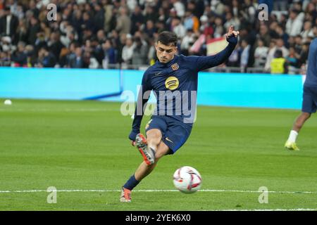 Pedri vom FC Barcelona während des Fußballspiels La Liga zwischen Real Madrid CF und FC Barcelona am 26. Oktober 2024 im Santiago Bernabeu Stadion in Madrid, Spanien - Foto Laurent Lairys / MAXPPP Stockfoto