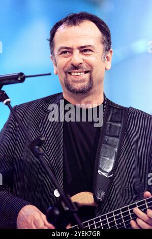 Mailand Italien 02.04.1997: Patrick Djivas, italienischer Bassist der PFM, Premiata Forneria Marconi, italienische Progressive Rock Band, während der Fernsehsendung Super Stockfoto