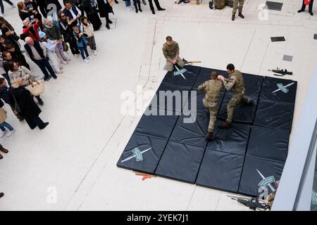 Waterloo Station, London, Großbritannien. 31. Oktober 2024. Militärstab in Waterloo für den Poppy Appeal 2024. Quelle: Matthew Chattle/Alamy Live News Stockfoto