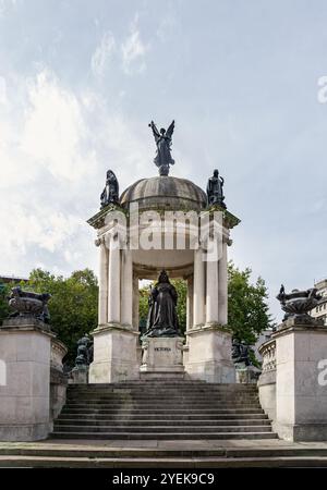 Liverpool, Großbritannien - 07. Oktober 2023 - das Denkmal der Queen Victoria am Derby Square dominiert (Beaux-Arts-Denkmal) im Stadtzentrum von Liverpool, ME Stockfoto