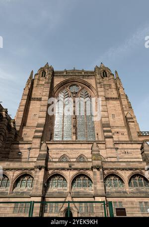 Liverpool, Großbritannien - 07. Oktober 2023 - Außenarchitektur der Kathedrale Kirche Christi in Liverpool mit blauem Himmel Hintergrund. Es ist der größte Ang Stockfoto