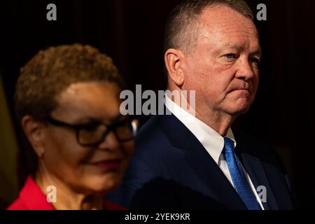 Los Angeles, Kalifornien – 4. Oktober 2024: Karen Bass, Bürgermeister von Los Angeles, stellt den ehemaligen Sheriff Jim McDonnell aus Los Angeles zum Polizeichef vor. Stockfoto