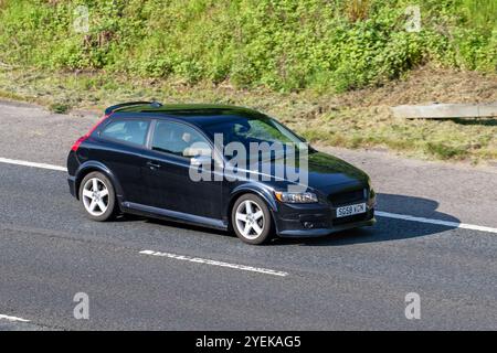 2008 Volvo C30 Sport 16 V Black Car Coupe Benzinmotor 1596 ccm; Fahren auf der Autobahn M6, Manchester, Großbritannien Stockfoto