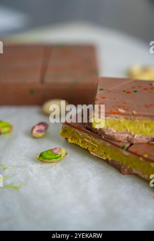 Trend Dubai Schokolade mit Pistazienpaste und Kataifi-Teig. Süßwaren handgemachte Süßigkeiten zu Hause in der Küche. Stockfoto