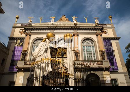 Figueres, Spanien. Oktober 2024. ILLUSTRATION - Le Théâtre-musée Dalí situé dans la ville catalane de Figueres, am 25. Oktober 2024. Inauguré en 1974, il EST construit sur les restes de l'ancien Théâtre Municipal détruit à la fin de la guerre civile. IL offre un large éventail d'œuvres qui décrivent la trajectoire artistique de Salvador Dalí depuis ses premières expériences artistiques et ses créations s'inscrivant dans le surréalisme, jusqu'aux œuvres des dernières années de sa vie. Foto: Denis Prezat/ABACAPRESS. COM Credit: Abaca Press/Alamy Live News Stockfoto