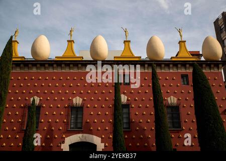 Figueres, Spanien. Oktober 2024. ILLUSTRATION - Le Théâtre-musée Dalí situé dans la ville catalane de Figueres, am 25. Oktober 2024. Inauguré en 1974, il EST construit sur les restes de l'ancien Théâtre Municipal détruit à la fin de la guerre civile. IL offre un large éventail d'œuvres qui décrivent la trajectoire artistique de Salvador Dalí depuis ses premières expériences artistiques et ses créations s'inscrivant dans le surréalisme, jusqu'aux œuvres des dernières années de sa vie. Foto: Denis Prezat/ABACAPRESS. COM Credit: Abaca Press/Alamy Live News Stockfoto