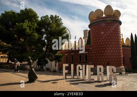 Figueres, Spanien. Oktober 2024. ILLUSTRATION - Le Théâtre-musée Dalí situé dans la ville catalane de Figueres, am 25. Oktober 2024. Inauguré en 1974, il EST construit sur les restes de l'ancien Théâtre Municipal détruit à la fin de la guerre civile. IL offre un large éventail d'œuvres qui décrivent la trajectoire artistique de Salvador Dalí depuis ses premières expériences artistiques et ses créations s'inscrivant dans le surréalisme, jusqu'aux œuvres des dernières années de sa vie. Foto: Denis Prezat/ABACAPRESS. COM Credit: Abaca Press/Alamy Live News Stockfoto