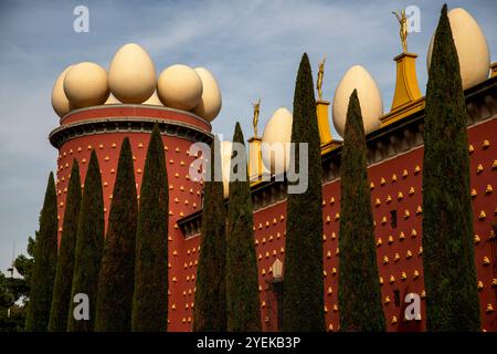 Figueres, Spanien. Oktober 2024. ILLUSTRATION - Le Théâtre-musée Dalí situé dans la ville catalane de Figueres, am 25. Oktober 2024. Inauguré en 1974, il EST construit sur les restes de l'ancien Théâtre Municipal détruit à la fin de la guerre civile. IL offre un large éventail d'œuvres qui décrivent la trajectoire artistique de Salvador Dalí depuis ses premières expériences artistiques et ses créations s'inscrivant dans le surréalisme, jusqu'aux œuvres des dernières années de sa vie. Foto: Denis Prezat/ABACAPRESS. COM Credit: Abaca Press/Alamy Live News Stockfoto