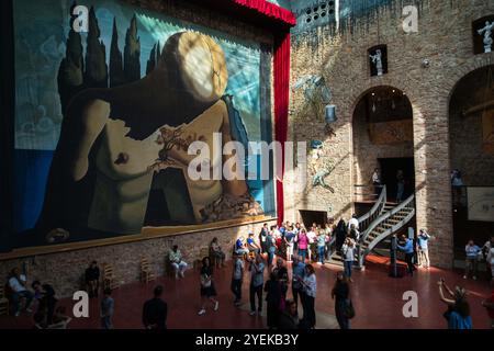 Figueres, Spanien. Oktober 2024. ILLUSTRATION - Le Théâtre-musée Dalí situé dans la ville catalane de Figueres, am 25. Oktober 2024. Inauguré en 1974, il EST construit sur les restes de l'ancien Théâtre Municipal détruit à la fin de la guerre civile. IL offre un large éventail d'œuvres qui décrivent la trajectoire artistique de Salvador Dalí depuis ses premières expériences artistiques et ses créations s'inscrivant dans le surréalisme, jusqu'aux œuvres des dernières années de sa vie. Foto: Denis Prezat/ABACAPRESS. COM Credit: Abaca Press/Alamy Live News Stockfoto