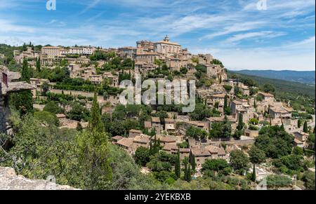 Landschaft rund um Gordes, eine Gemeinschaft in der Provence in Südfrankreich im Sommer Stockfoto