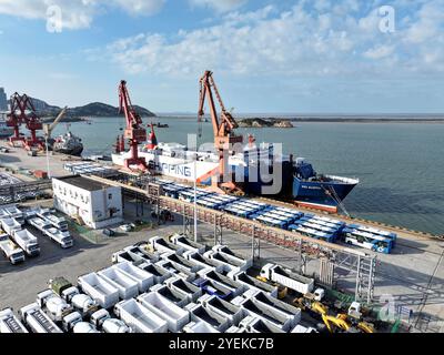 LIANYUNGANG, CHINA - 31. OKTOBER 2024 - Eine große Anzahl von Fahrzeugen wird zum Verladen am Terminal der Oriental Port Branch in Lianyungang Por gesammelt Stockfoto