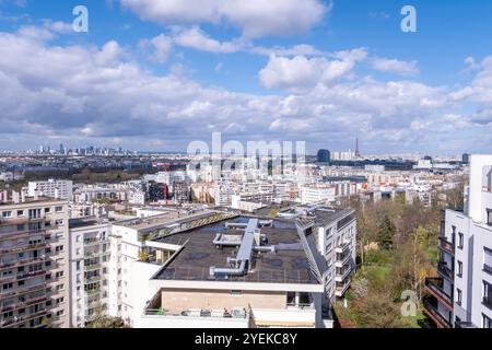 Issy-les-Moulineaux (Pariser Gegend): Überblick über Paris aus der Oberstadt, Bezirk Epinettes. Dächer und Blick über die Stadt, mit La Défense Busi Stockfoto