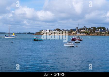 Arzon, Port Navalo (Bretagne, Nordwestfrankreich): Häuser am Meer vom Hafen aus gesehen, am Ufer des Golfs von Morbihan, mit Blick auf die Stockfoto