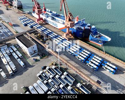 LIANYUNGANG, CHINA - 31. OKTOBER 2024 - Eine große Anzahl von Fahrzeugen wird zum Verladen am Terminal der Oriental Port Branch in Lianyungang Por gesammelt Stockfoto