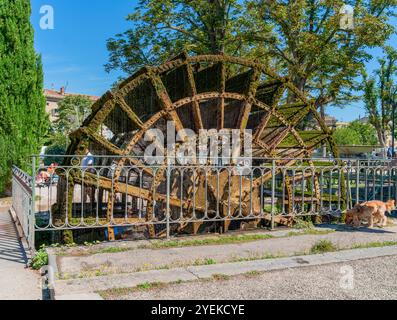 Wasserrad in L'Isle-sur-la-Sorgue, einer Stadt und Gemeinde am Fluss Sorgue im Südosten Frankreichs. Stockfoto