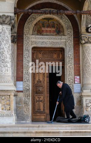 Vaccuuming des Eingangs zur Biscerica Mare (große Kirche), Sinaia Kloster, Siebenbürgen, Rumänien Stockfoto