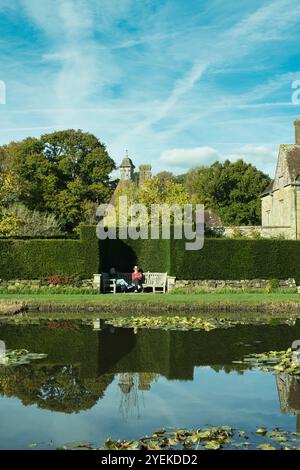 Besucher genießen eine Pause auf dem Gelände von Bateman's, dem ehemaligen Zuhause von Rudyard Kipling an einem sonnigen Herbsttag Stockfoto