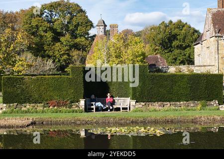 Besucher genießen eine Pause auf dem Gelände von Bateman's, dem ehemaligen Zuhause von Rudyard Kipling an einem sonnigen Herbsttag Stockfoto