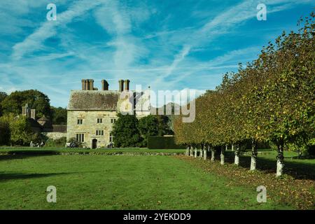 Besucher genießen eine Pause auf dem Gelände von Bateman's, dem ehemaligen Zuhause von Rudyard Kipling an einem sonnigen Herbsttag Stockfoto