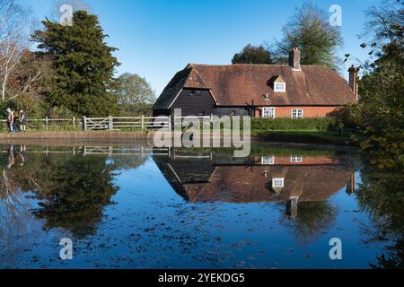 Besucher genießen das Gelände von Bateman's, der ehemaligen Heimat von Rudyard Kipling an einem sonnigen Herbsttag Stockfoto