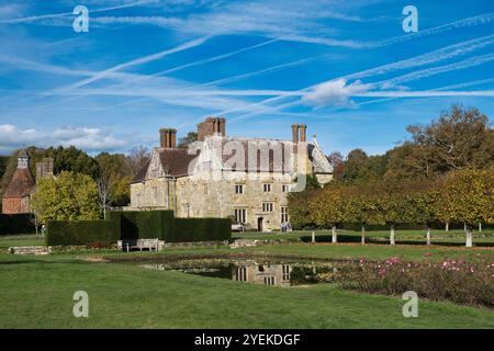 Das Gelände von Bateman's, das ehemalige Zuhause von Rudyard Kipling an einem sonnigen Herbsttag Stockfoto