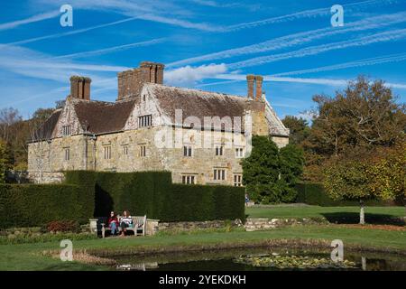 Besucher genießen eine Pause auf dem Gelände von Bateman's, dem ehemaligen Zuhause von Rudyard Kipling an einem sonnigen Herbsttag Stockfoto