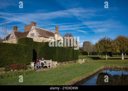 Besucher genießen eine Pause auf dem Gelände von Bateman's, dem ehemaligen Zuhause von Rudyard Kipling an einem sonnigen Herbsttag Stockfoto