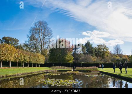 Besucher genießen das Gelände von Bateman's, der ehemaligen Heimat von Rudyard Kipling an einem sonnigen Herbsttag Stockfoto