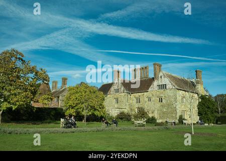 Besucher genießen eine Pause auf dem Gelände von Bateman's, dem ehemaligen Zuhause von Rudyard Kipling an einem sonnigen Herbsttag Stockfoto