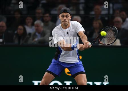 Paris, Frankreich. 31. Oktober 2024. FRANCISCO CERUNDOLO (ARG) gibt den Ball an STEFANOS TSITSIPAS (GRE) während der sechzehnten Runde des Rolex Paris Masters 1000 Turniers im Paris Accor Arena Stadium in Paris Frankreich zurück (Foto: © Pierre Stevenin/ZUMA Press Wire) NUR ZUR REDAKTIONELLEN VERWENDUNG! Nicht für kommerzielle ZWECKE! Stockfoto