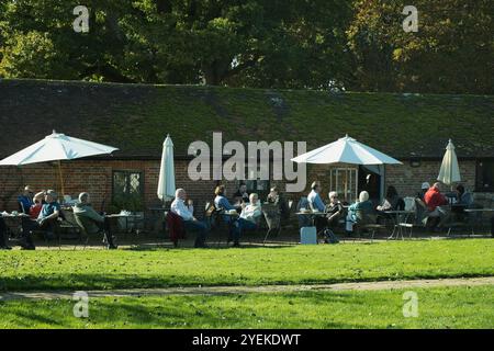 Besucher genießen eine Pause im Café auf dem Gelände von Bateman's, dem ehemaligen Zuhause von Rudyard Kipling an einem sonnigen Herbsttag Stockfoto