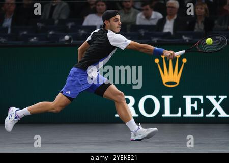 Paris, Frankreich. 31. Oktober 2024. FRANCISCO CERUNDOLO (ARG) gibt den Ball an STEFANOS TSITSIPAS (GRE) während der sechzehnten Runde des Rolex Paris Masters 1000 Turniers im Paris Accor Arena Stadium in Paris Frankreich zurück (Foto: © Pierre Stevenin/ZUMA Press Wire) NUR ZUR REDAKTIONELLEN VERWENDUNG! Nicht für kommerzielle ZWECKE! Stockfoto