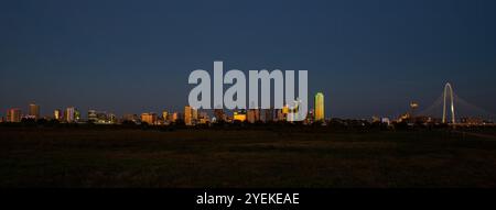 Wunderschöner Panoramablick auf das Abendlicht bei Sonnenuntergang, das sich von der Skyline von Downtown Dallas reflektiert Stockfoto