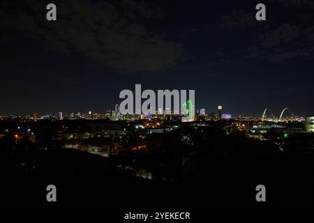 Wunderschöner Blick auf den Margaret Hunt Hill und die Margaret McDermott Bridges und die hellen Neonlichter der Skyline von Downtown Dallas Stockfoto