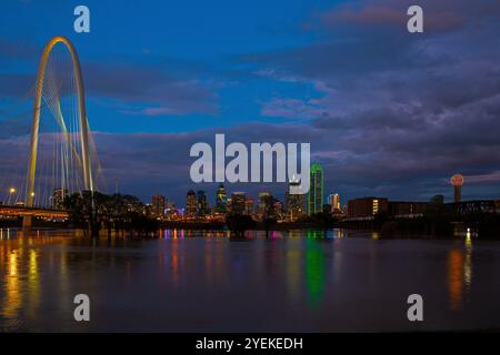 Wunderschöner Blick auf die Margaret Hunt Hill Bridge und die Skyline von Downtown Dallas während Einer seltenen Flut am Trinity River Levee in Dallas, Texas Stockfoto