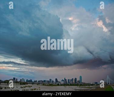 Fantastischer Blick auf die Skyline von Downtown Dallas mit Dramatikwolken, die während Einer seltenen Überschwemmung auf dem Trinity River Levee in Dallas, Te, über der Stadt schweben Stockfoto