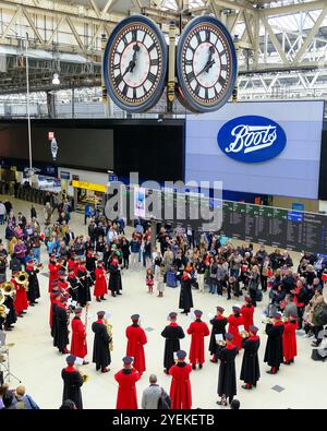 London, Großbritannien. 31. Oktober 2024. Die Band of the Household Cavalry spielt auf der Halle der Waterloo Station während des jährlichen Poppy Day Appells der Royal British Legion, jetzt in ihrem 18. Jahr wertvolle Gelder für die Unterstützung früherer und aktueller Mitglieder der Armed Services in Not. Quelle: Eleventh Photography/Alamy Live News Stockfoto