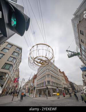 New Bond Street, London, Großbritannien. 31. Oktober 2024. Die Weihnachtsdekoration über der New Bond Street an einem grauen Tag trägt das Chanel-Logo. Die Beleuchtung soll Anfang November stattfinden. Quelle: Malcolm Park/Alamy Live News Stockfoto