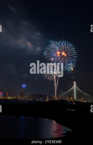 Fantastisches Feuerwerk Am 4. Juli Über Der Skyline Von Downtown Dallas Stockfoto