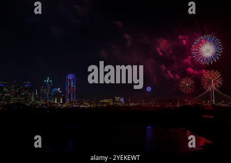 Fantastisches Feuerwerk Am 4. Juli Über Der Skyline Von Downtown Dallas Stockfoto