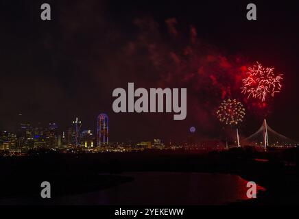 Fantastisches Feuerwerk Am 4. Juli Über Der Skyline Von Downtown Dallas Mit Rotem Himmel Stockfoto