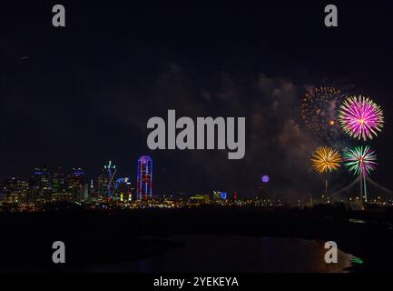 Fantastisches Feuerwerk Am 4. Juli Über Der Skyline Von Downtown Dallas Stockfoto