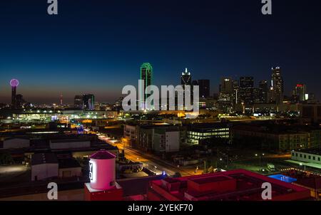 Wunderschöner Blick Auf Die Beleuchtete Skyline Der Innenstadt In Dallas, Texas Bei Sundown Stockfoto